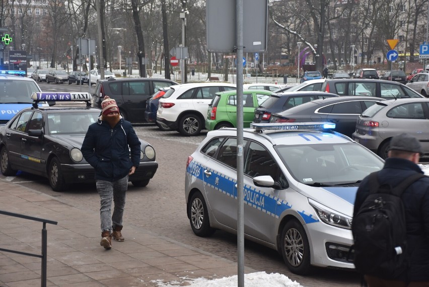 Awantura na dworcu w Gnieźnie. Ochroniarz w jej wyniku dostał zawału