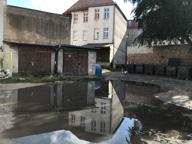 Zaniedbane i zalewane podwórko przy ulicy Staszica w Słupsku