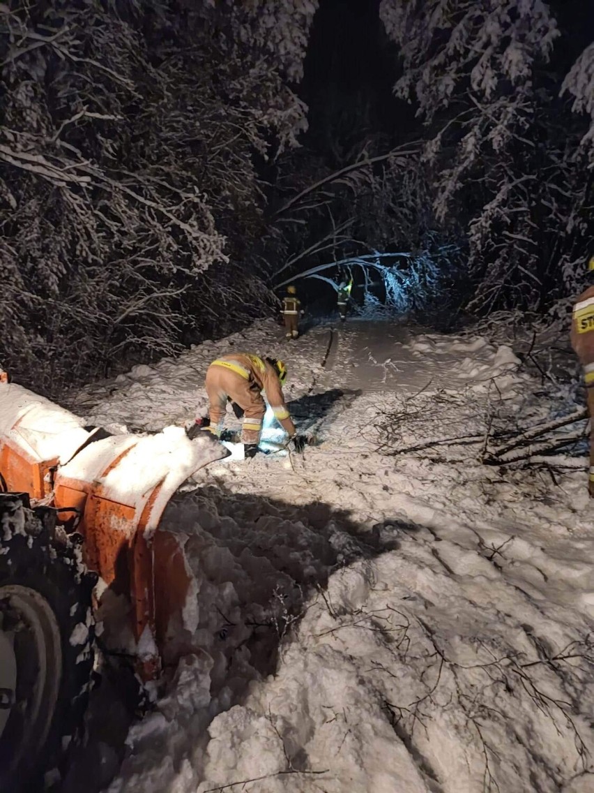 Pracowite dni strażaków w powiecie jasielskim po śnieżnej nawałnicy