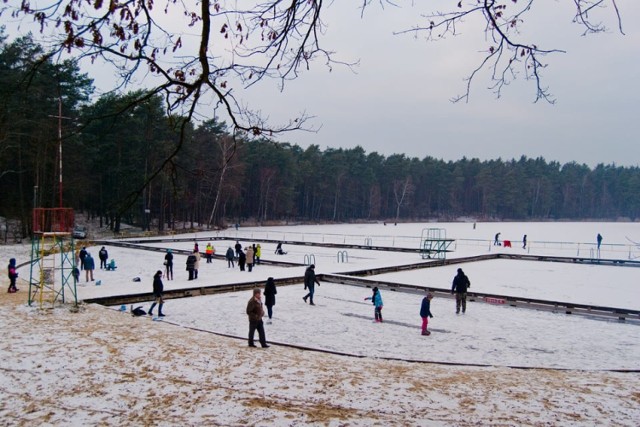Mieszkańcy Staszowa od lat uprawiają łyżwiarstwo na zbiornikach wodnych. W tym roku będzie podobnie.