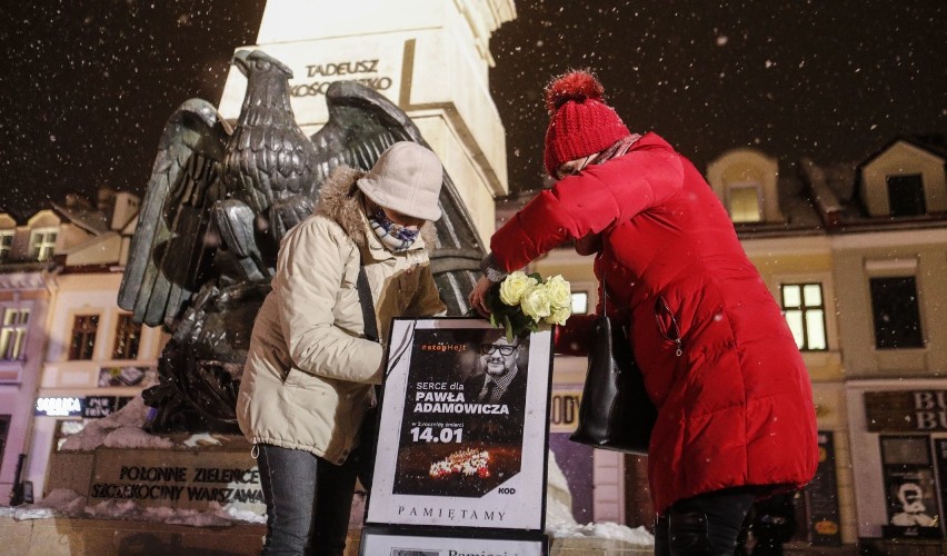 Serce dla Pawła Adamowicza na Rynku w Rzeszowie. Uczcili pamięć po tragicznie zmarłym prezydencie Gdańska