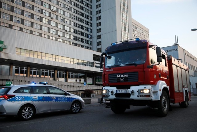 Z powodu alarmującego wzrostu zakażeń koronawirusem zaczyna brakować wolnych karetek, które dojeżdżają do "niecovidowych" zdarzeń