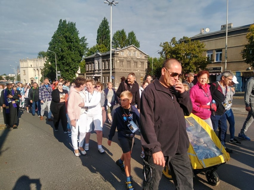 Pielgrzymi wyruszyli na Jasną Górę. To 553. Piesza Pabianicka Pielgrzymka