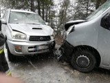 Wilczyce. Zderzenie osobówki z busem. Jedna osoba w szpitalu 