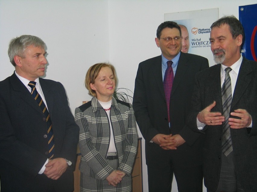 Tomasz Lenz (drugi z prawej) na początku kariery poselskiej,...