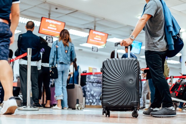 Lotnisko Chopina w Warszawie staje się pionierem w Europie, wprowadzając paczkomat - urządzenie do wysyłki paczek bezpośrednio z terminala. Dla podróżnych to szansa na sprawną i wygodną obsługę przedmiotów, które nie przeszły kontroli bezpieczeństwa.