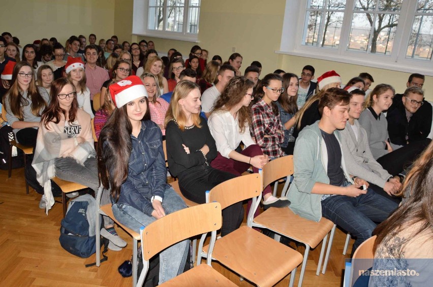 Kolędowanie w III Liceum im. Marii Konopnickiej we Włocławku [zdjęcia, wideo]