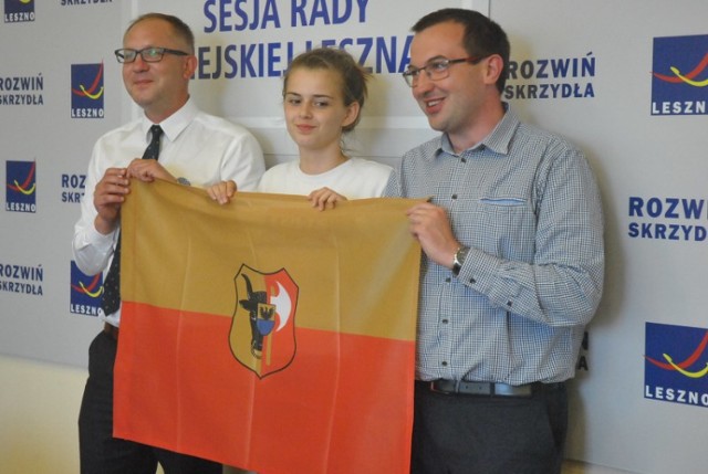 Wręczenie flagi reprezentacji Leszna, która pojedzie na olimpiadę młodzieży do Jerozolimy