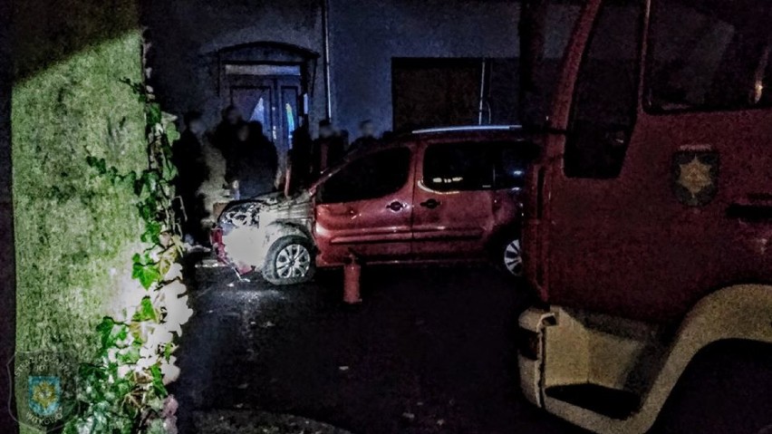 Nocna kolizja przed Urzędem Gminy i Miasta Witkowo. Samochód omal nie uderzył w  drzewo, ale skosił znaki drogowe