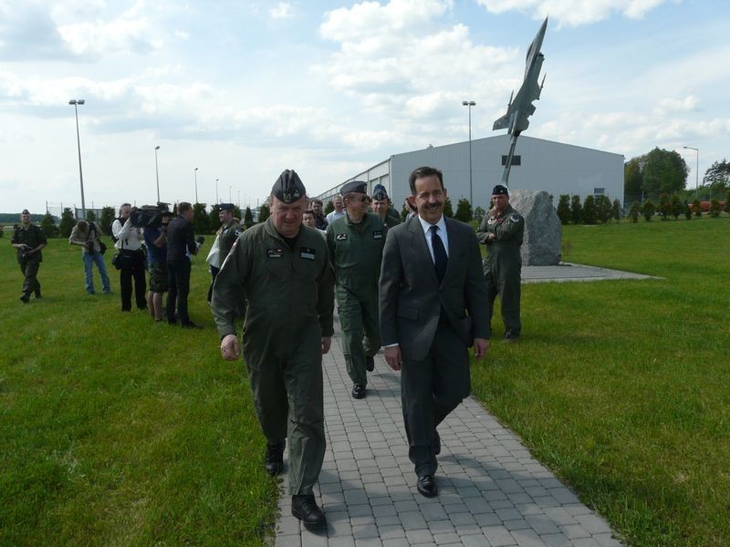 Ambasador USA na lotnisku w Łasku [zdjęcia]