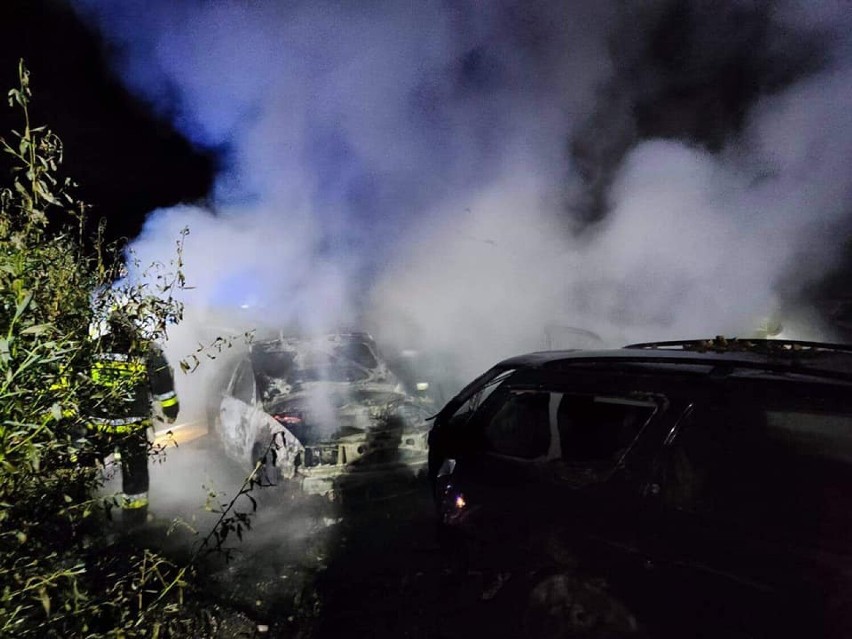 Pożar dwóch samochodów w Okoninie w powiecie grudziądzkim