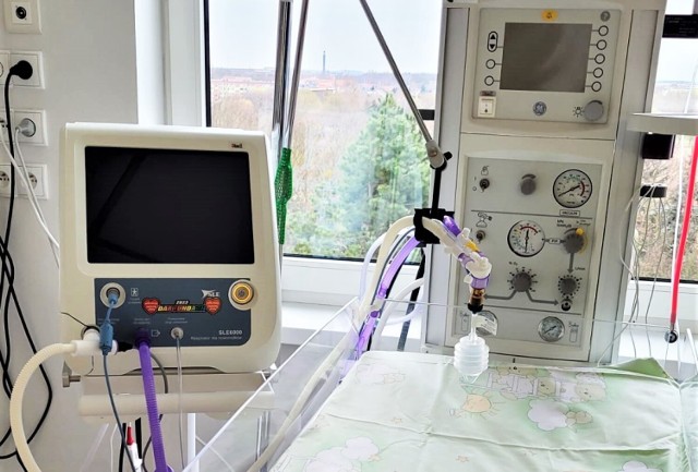 Oddział Noworodkowy w śremskim szpitalu z nowym sprzętem. WOŚP przekazał respiratory dla nowonarodzonych maluszków