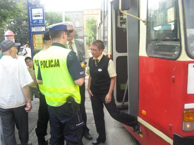 Policja sprawdza trzeźwość kierowców komunikacji miejskiej oraz transportu pryatnego osób i ładunków