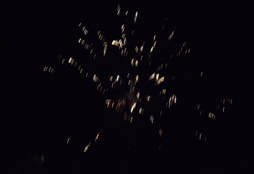 Mieszkańcy Zbąszynia powitali Nowy Rok 2023! Petardy zabłysły wysoko na niebie - 01.01.2023