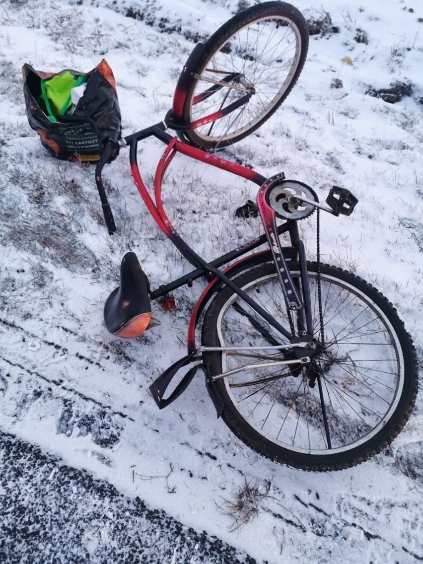 Wypadek w Morakówku pod Gołańczą. Piaskarka potrąciła rowerzystkę. Kobieta nie przeżyła 