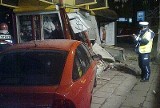 Opel wjechał w przystanek na Orzegowskiej. Dwie osoby zostały poważnie ranne