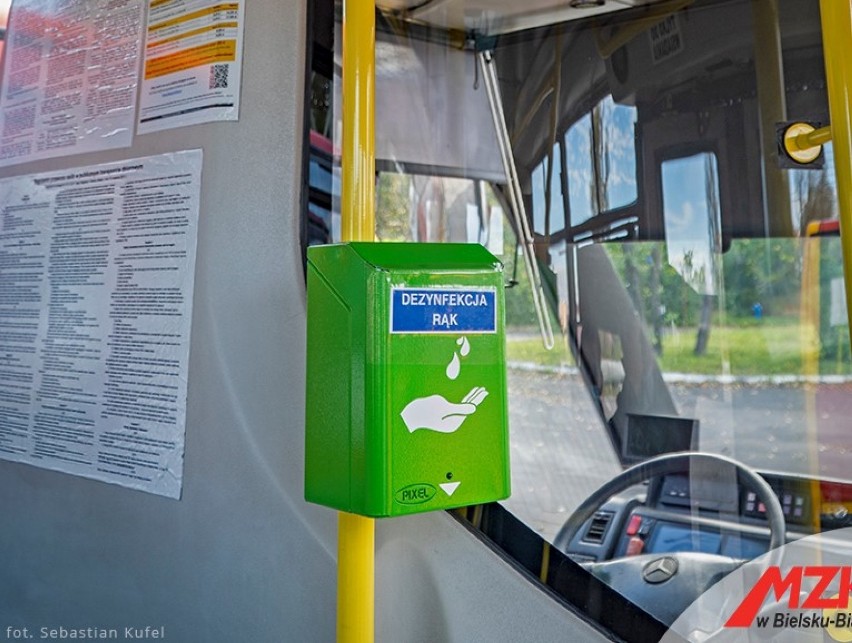 Dozowniki do odkażania rąk w szkolnych autobusach bielskiego MZK