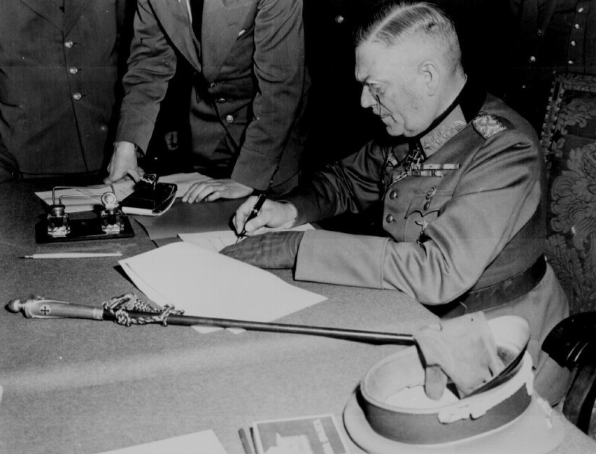 Generał Keitel podpisuje akt bezwarunkowej kapitulacji...
