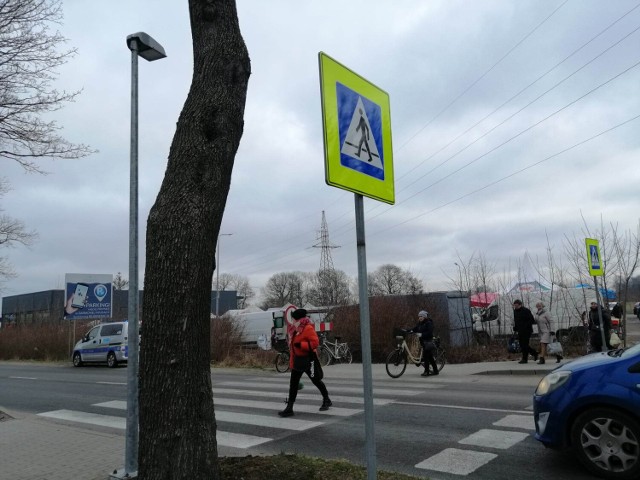 Tymczasowe przejście, przy czasowym targowisku wreszcie zostało doświetlone