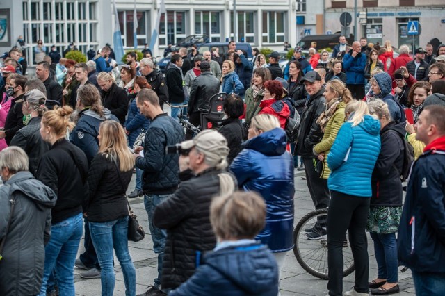 W sobotnie południe na Rynku Staromiejskim w Koszalinie rozpoczął się protest przeciwników polityki, którą rząd prowadzi w czasie pandemii oraz wprowadzanych obostrzeń.