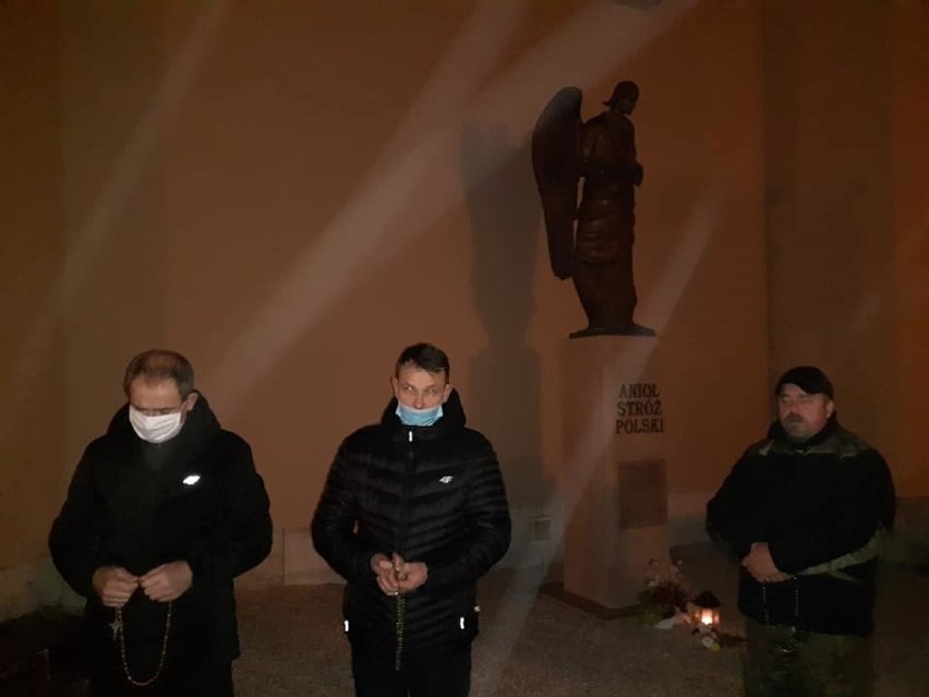 Mężczyźni czuwali pod katedrą w Przemyślu. Modlili się o nawrócenie manifestantów ze Strajku Kobiet [ZDJĘCIA]