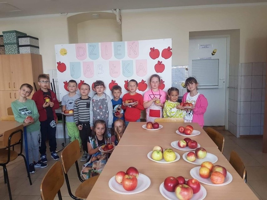 Smakowity i zdrowy Światowy Dzień Jabłka w kazimierskiej „jedynce”. Święto było też okazją do matematycznych potyczek. Zobaczcie zdjęcia