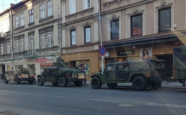 Kolumna bojowych wozów armii USA na ul. Jagiellońskiej w Przemyślu.