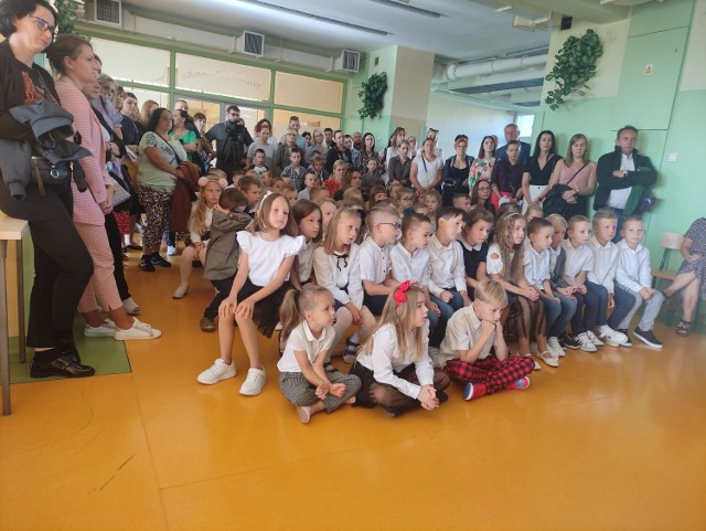 1 września rozpoczęto nowy rok 2022/2023 w Szkole Podstawowej numer 4 w Jędrzejowie. Dyrektor  szkoły, Anastazja Bogdał przywitała nowych uczniów wraz z ich rodzicami i życzyła dzieciom powodzenia w nowym roku szkolnym.

Zobaczcie zdjęcia z uroczystości rozpoczęcia roku w Szkole Podstawowej numer 4 w Jędrzejowie