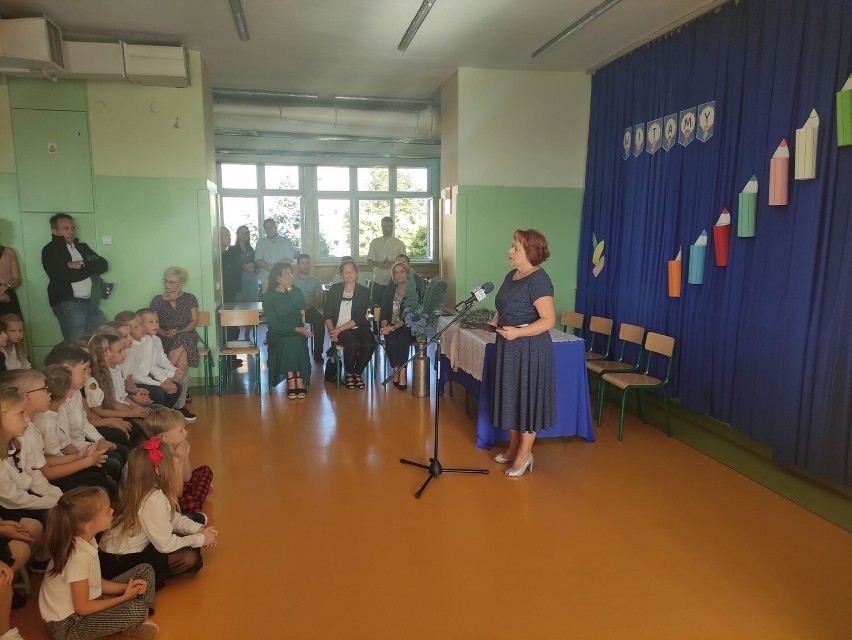 Uroczyste rozpoczęcie roku 2022/2023 w Szkole Podstawowej numer 4 w Jędrzejowie. Zobaczcie zdjęcia