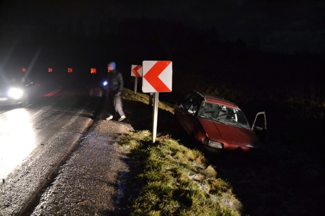 Kolizja w Niezabyszewie. VW passat wjechał do rowu