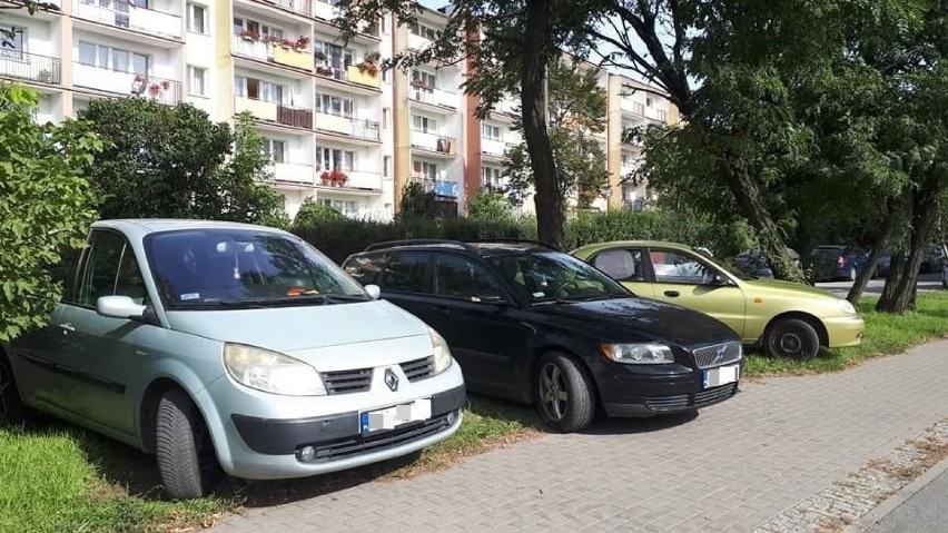 Przyjeżdżają na giełdę w Bydgoszczy i parkują jak chcą - narzekają mieszkańcy Wyżyn [zdjęcia]