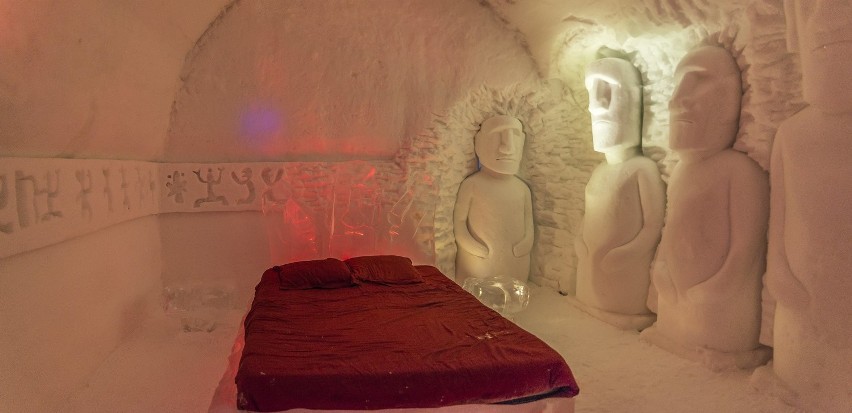 W tym pokoju lodowe rzeźby stylizowane są na posągi Moai z...
