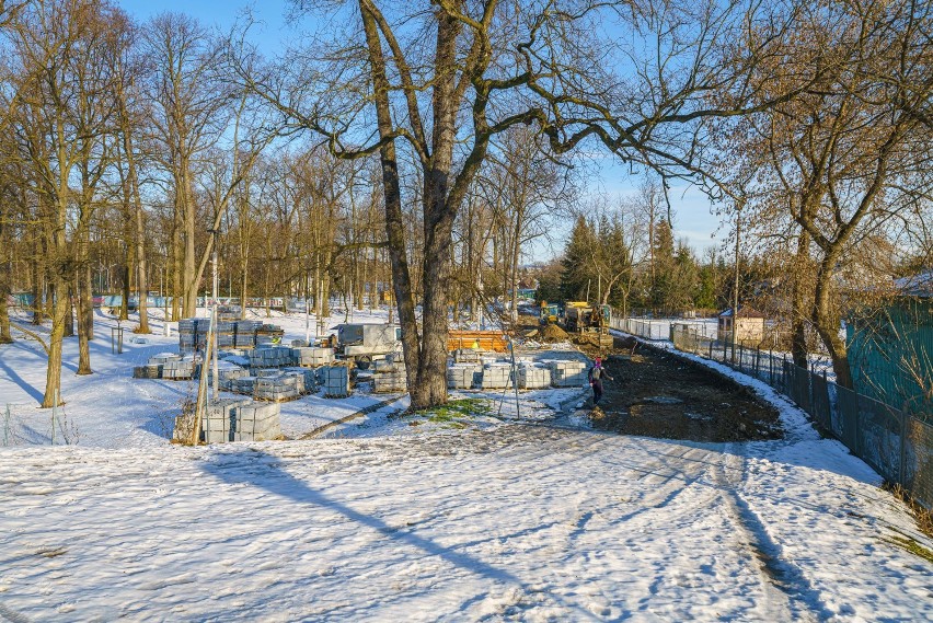 Nowy Sącz. Park Strzelecki będzie gotowy w kwietniu. Zostanie oddany wraz z nowym parkingiem i wyremontowanymi ulicami [ZDJĘCIA]