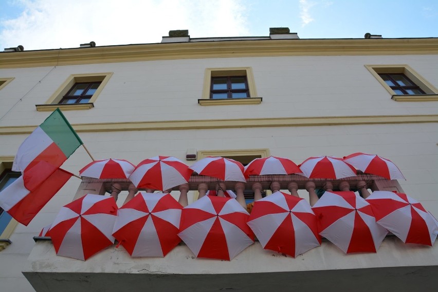 Majówka 2021. Patriotyczne dekoracje w Sulechowie