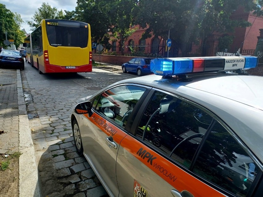 Wypadek z udziałem autobusu MPK we Wrocławiu 1.09.2021