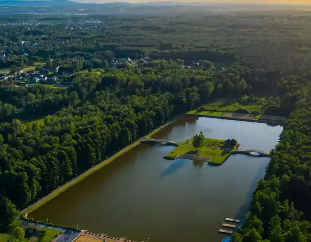 Przed nami wyczekiwana majówka i długi weekend. Wiele osób lubi ten czas spędzać aktywnie, na świeżym powietrzu. W powiecie ostrowieckim i całym regionie świętokrzyskim pięknych miejsc nie brakuje.

Epidemia koronawirusa sprawiła, że nie odbywają się żadne imprezy, nie ma plenerowych wydarzeń. Swoją bogatą ofertę przedstawia jednak wiele atrakcji turystycznych. Nie brakuje więc pomysłów na spacer, ciekawych miejsc do odwiedzenia. 

Gdzie warto się wybrać w majówkę w powiecie ostrowieckim i okolicach? Sprawdź w naszej galerii>>>