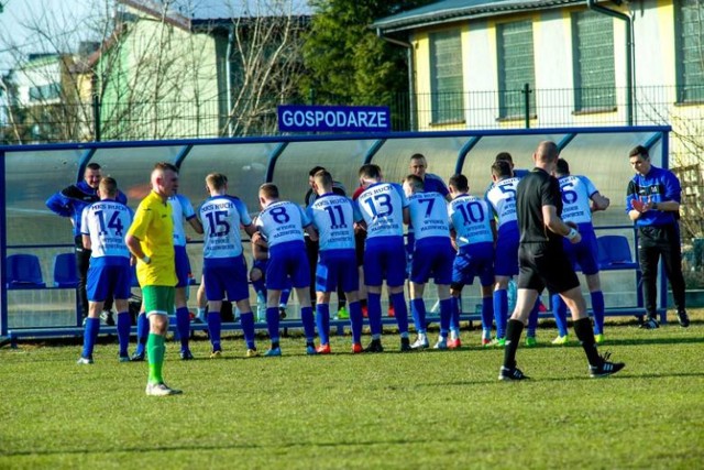 MKS Ruch Wysokie Mazowieckie w IV lidze jest pewnym liderem. W spotkaniu z Dębem Dąbrowa Białostocka wygrał 2:1