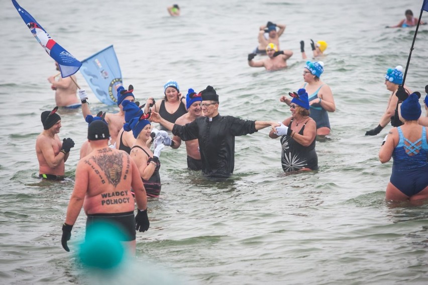 6.Zlot Morsów w Helu: na Początku Polski. Bałtyk we mgle, a w wodzie i na helskiej plaży kolorowo