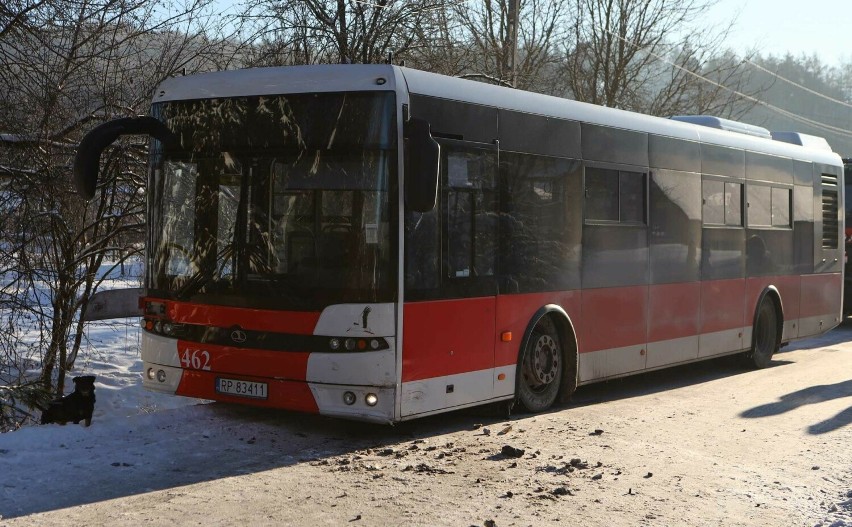 Wypadek w Łętowni pod Przemyślem. Fiat punto zderzył się z autobusem MZK [ZDJĘCIA]