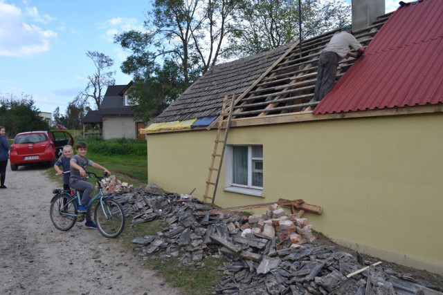 Jedziemy do Dziedzinka. Wędrujemy po zalanych polach. Brodzimy po kostki w błocie. Docieramy do jednego z rowów, potem na mostek, obok którego też zalane pola, i do drugiego mostku w centrum Dziedzinka. Do jeziorka, w którym woda podniosła się ponoć  o 1,5 m nie udało się. 

Przeczytaj także: Pomóżcie mu! Niech ten chory człowiek nas nie terroryzuje!

Wokół połamane i powyrywane drzewa, zniszczone lasy. Bo nawałnica 11 sierpnia dała Dziedzinkowi solidnie w kość. We wsi widać sporo pokrytych plandekami dachów domów mieszkalnych i inwentarskich. Jedna z rodzin mieszka w świetlicy. Czeka na pozwolenie na odbudowę domu.).   

Z Dziedzinka blisko do równie zniszczonej Huty i do Krówki - rzeki, z którą łączy się Lucimka. Wysoki stan wody w Krówce nie pozwala odprowadzić wód Lucimce. Na szczęście od kilku dni Krówka jest już „odkorkowana”. Ale  niewiele to dało Lucimce. 


Wideo: Info z Polski 21.09.2017

