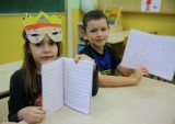 Dzieci z Ukrainy uczą się po lekcjach języka polskiego. Do miejskich szkół chodzi 27 obcokrajowców