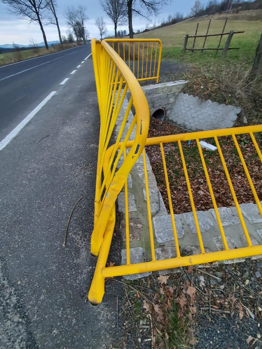 Musiał jechać jak szaleniec! Kto zniszczył barierki na drodze do Janowic Wielkich?