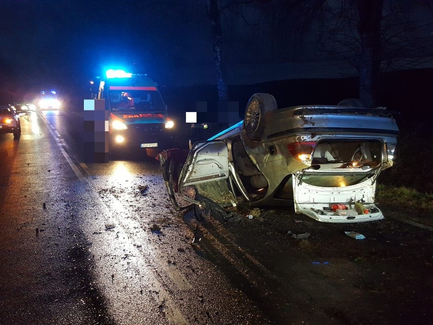 Dachowanie auta BMW na DK11 koło Szczecinka [zdjęcia]