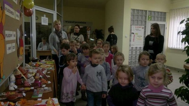 Dzieci z przedszkola w Czerminie w Bibliotece Publicznej MiG Pleszew