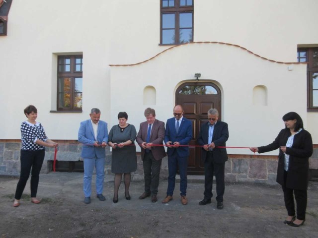 Uroczyste przecięcie wstęgi przed budynkiem SPZOZ, z udziałem m.in. władz miasta