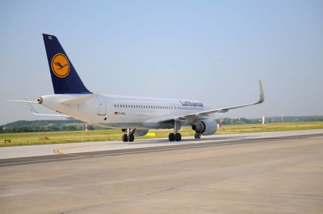 Lufthansa przywraca loty do i z Warszawy. Jakie zasady będą obowiązywać na lotnisku i pokładzie?
