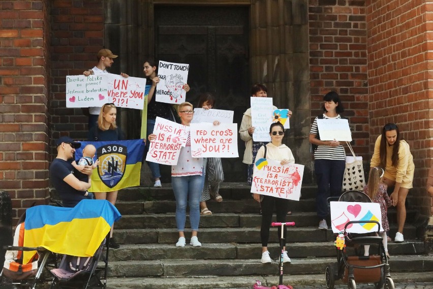 Legnica: Stop wojnie! Wolna ukrainna! z takimi hasłami uchodźcy stoją pod kościołem Mariackim
