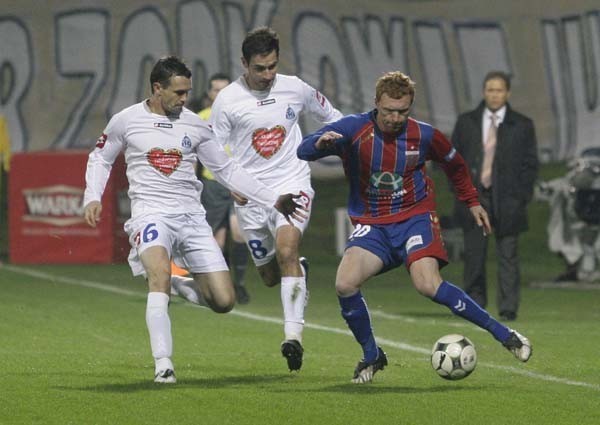 Wojciech Grzyb (z lewej) strzelił zwycięskiego gola dla...