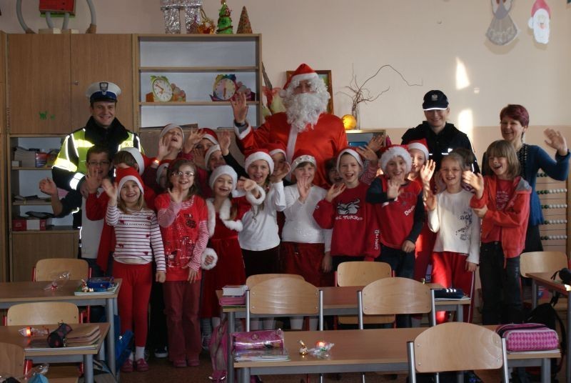 Wieluń: Mikołaj pojawił sie w szkołach i na drogach