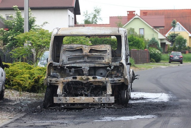 Spalone dwa samochody w Legnicy